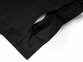 Bavlnená obliečka na vankúš s lemom Moni MOD-506 Čierna - deetail zapínania na zadnej strane - Biante.sk