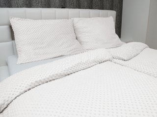 Hrejivé posteľné obliečky Minky 3D bodky MKP-016 Krémovo biele - detail 1 - Biante.sk
