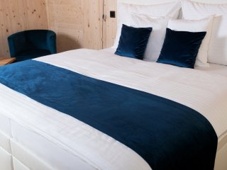 Sametový přehoz/běhoun na postel Velvet Premium SVP-029 Námořnická modrá - Biante.cz