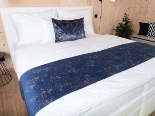 Zamatový prehoz/behúň na posteľ Isabela IBL-005 Gold Design kráľovská modrá - Biante.sk