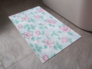 Koupelnová pěnová rohož / předložka PRO-063 Růžové květy na modrém - metráž šířka 65 cm - detail 1 - Biante.cz